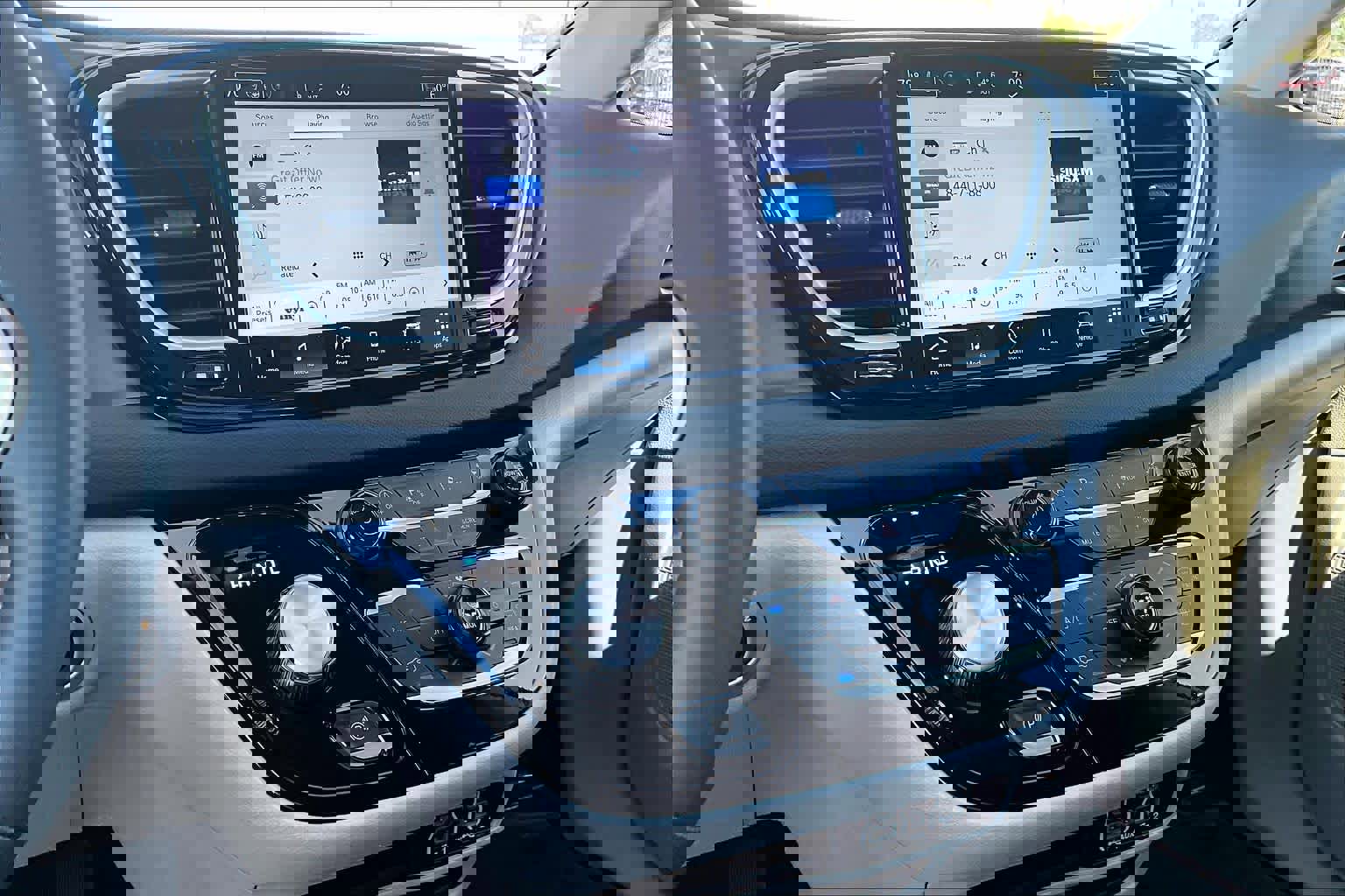 Used 2023 Chrysler Pacifica Touring-L image 6