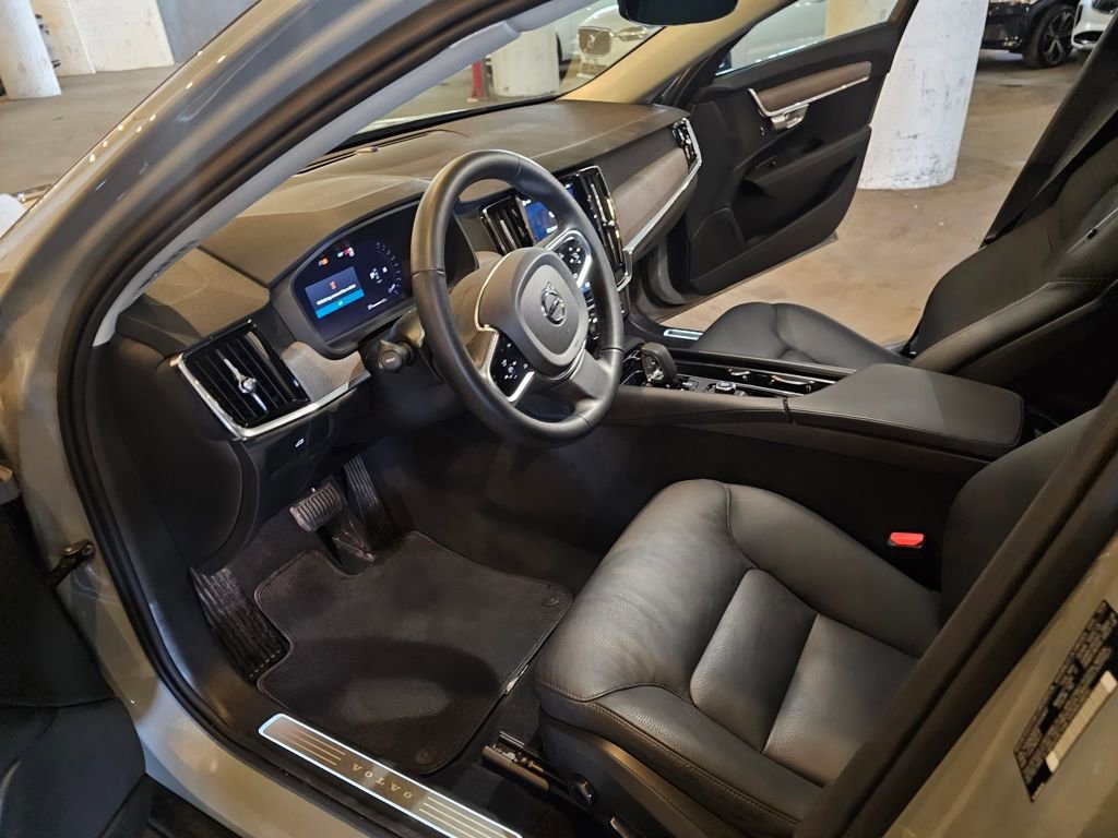 Certified 2025 Volvo V90 B6 Cross Country Plus AWD/4WD image 17