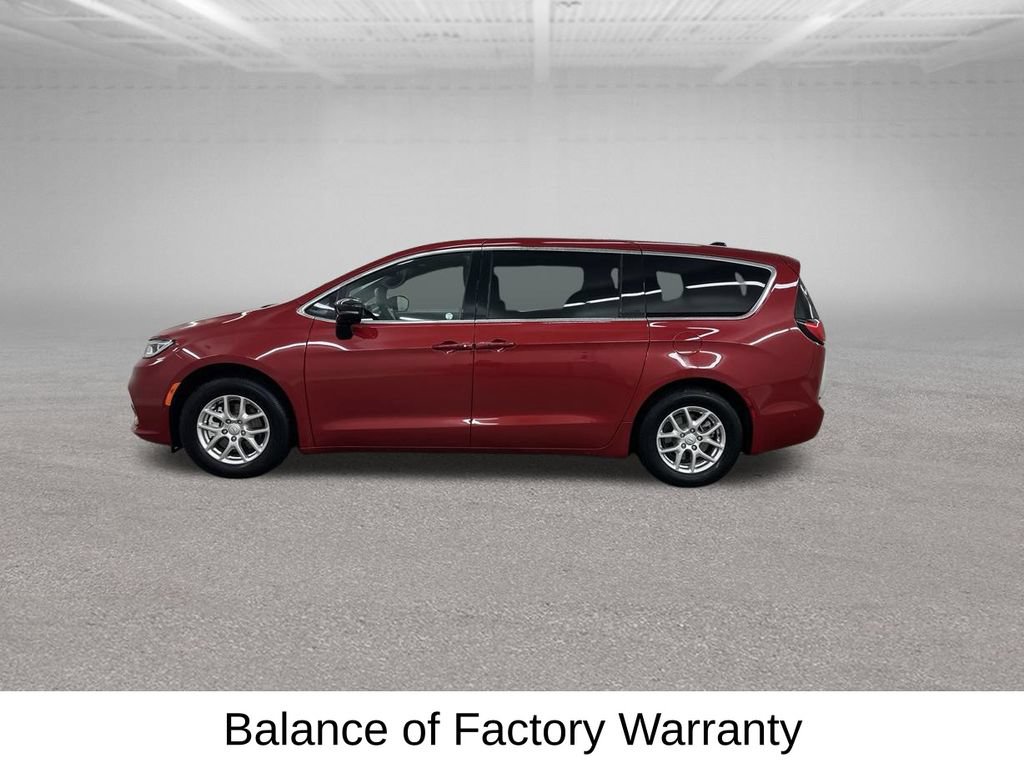 Used 2025 Chrysler Pacifica Select FWD image 8