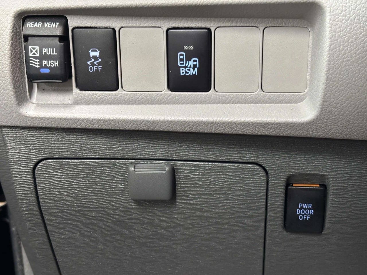 Used 2015 Toyota Sienna XLE FWD image 30
