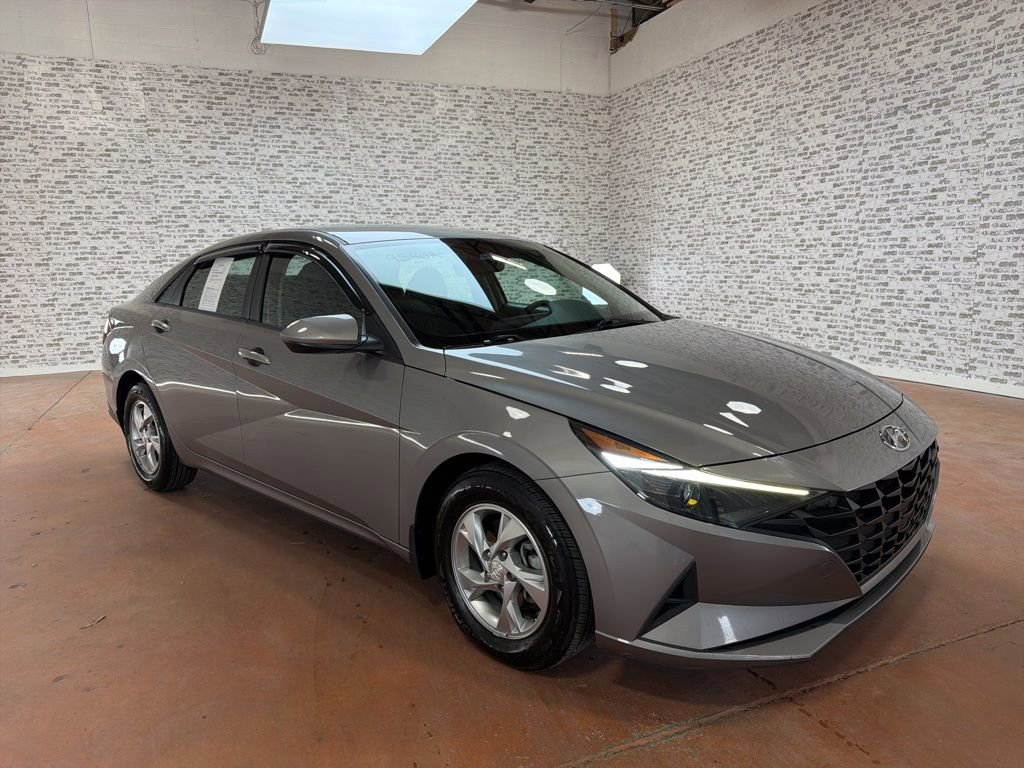 Certified 2022 Hyundai Elantra SE image 1