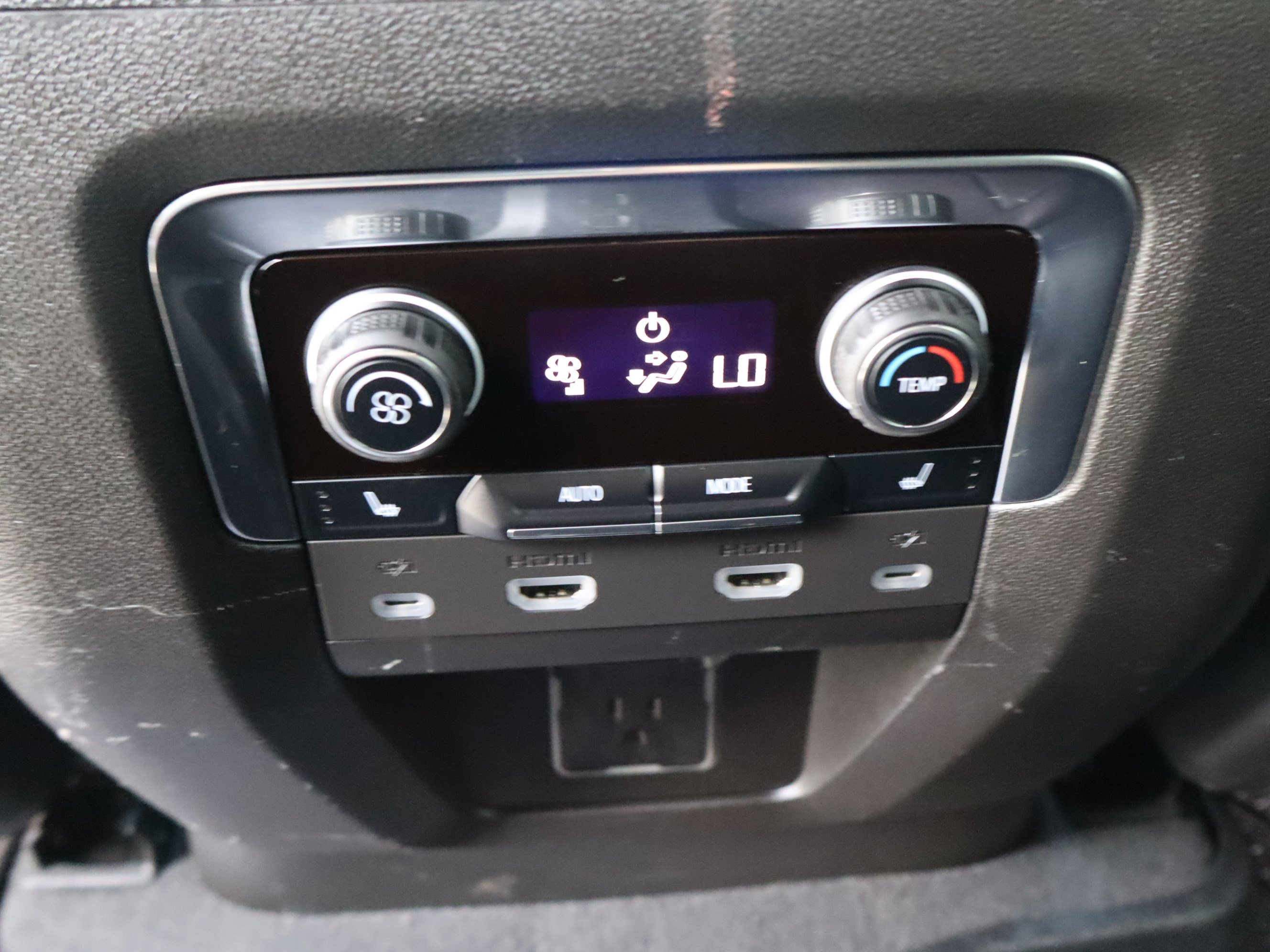 Used 2022 Chevrolet Suburban High Country image 35