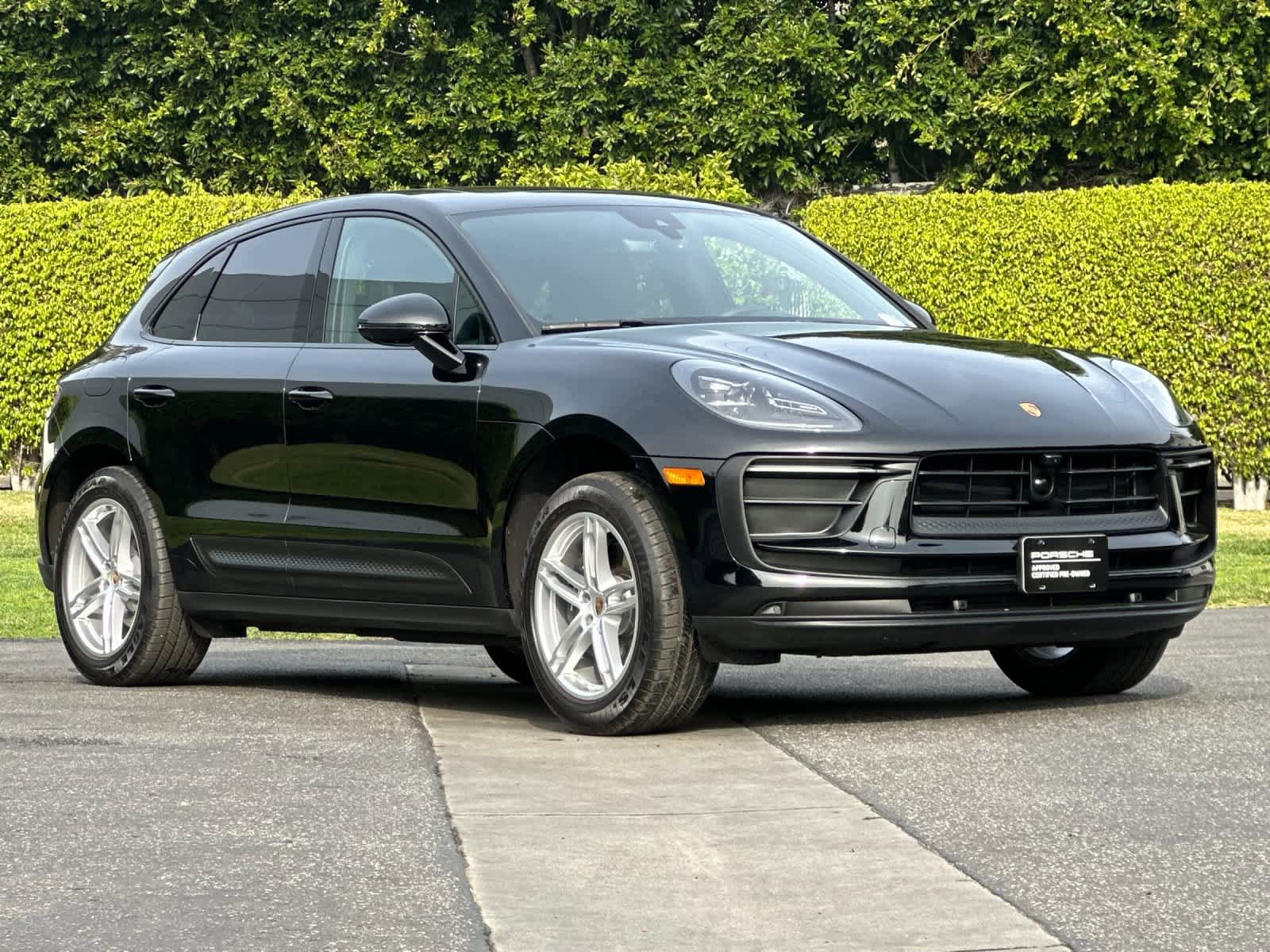 Certified 2025 Porsche Macan AWD/4WD image 10