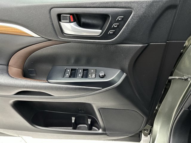 Used 2018 Toyota Highlander Limited Platinum AWD/4WD image 13