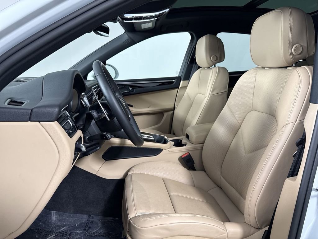 Certified 2025 Porsche Macan image 5