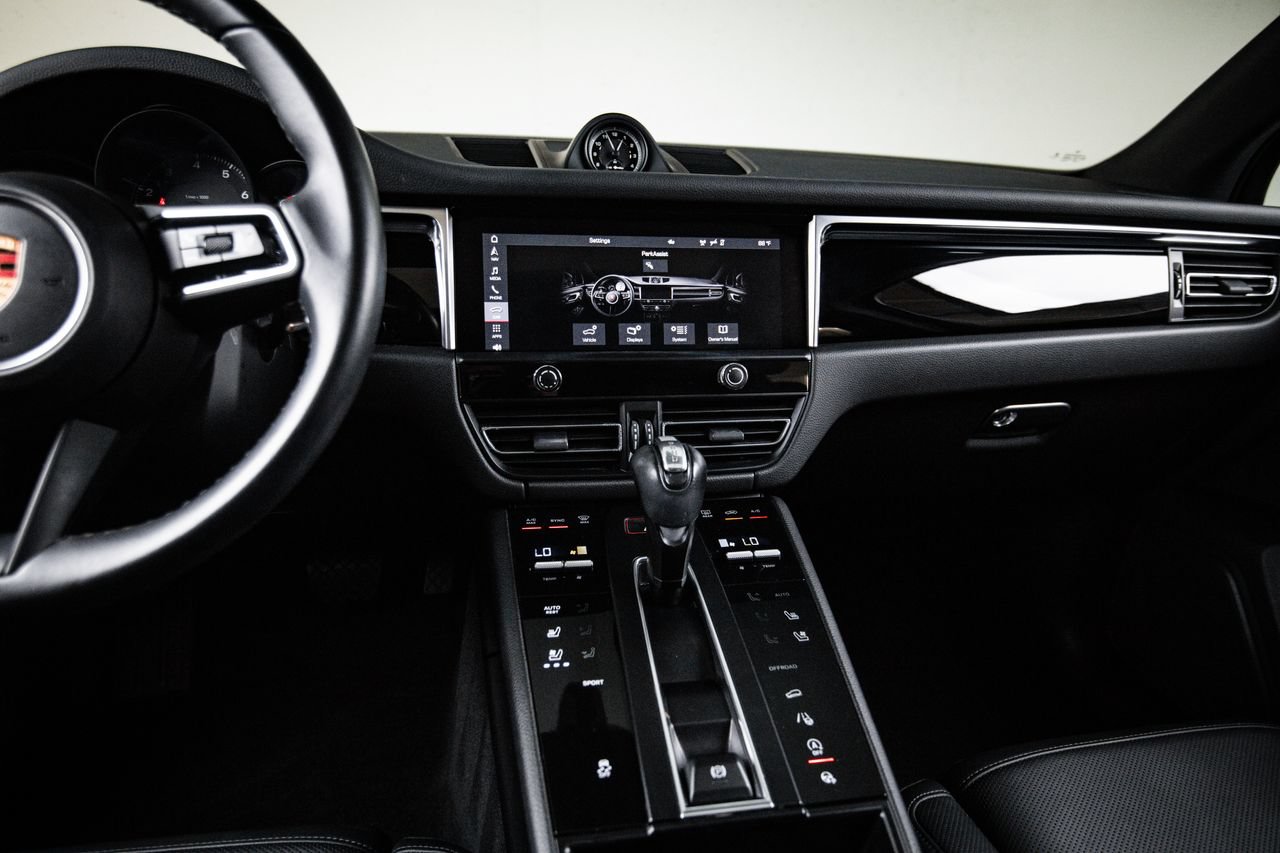 Certified 2023 Porsche Macan AWD/4WD image 19
