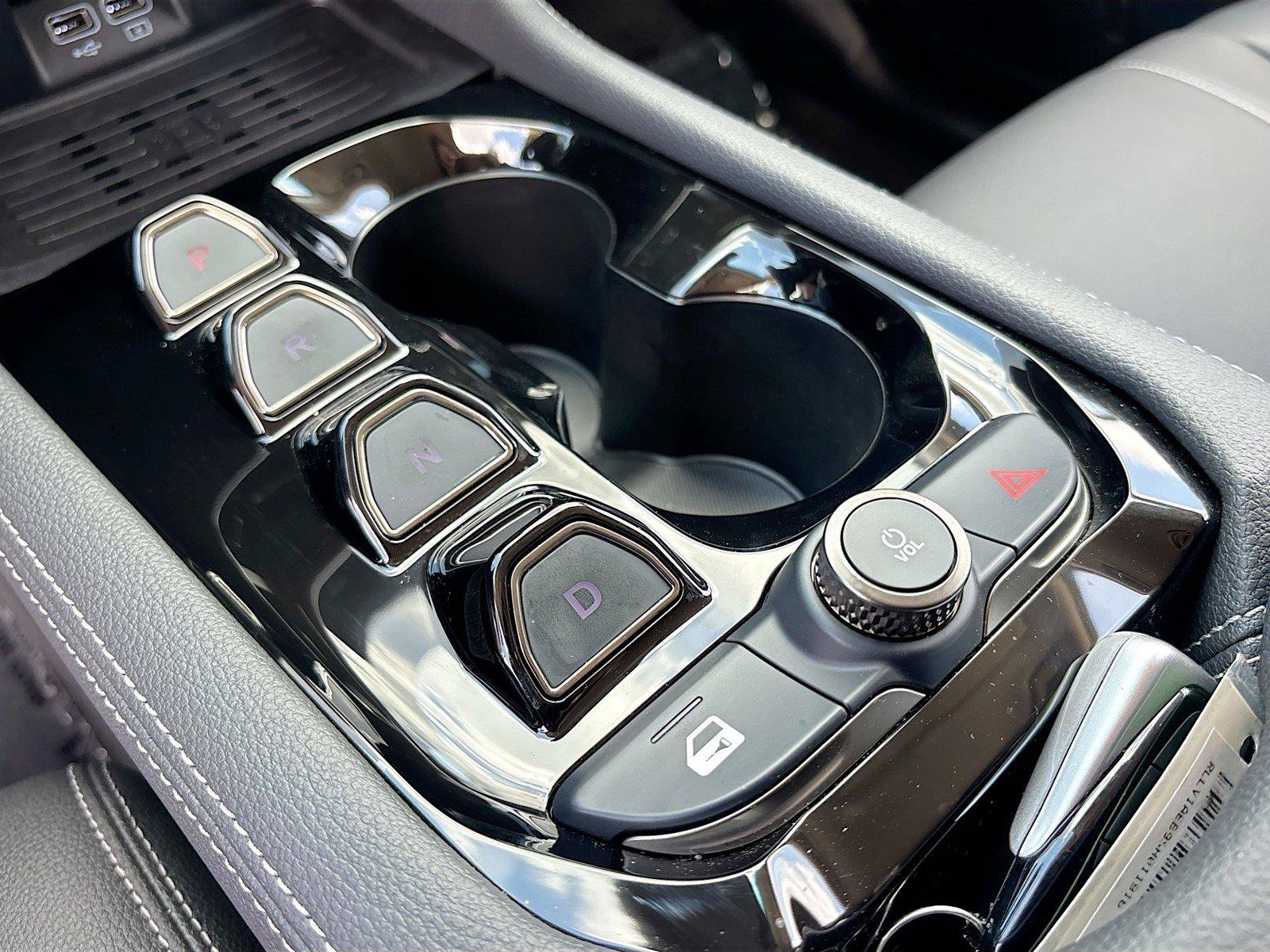 New 2025 VinFast VF 8 Eco AWD/4WD image 16