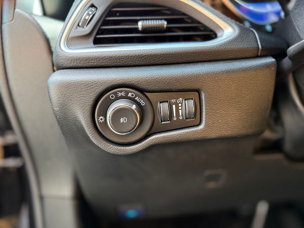 Used 2023 Chrysler Pacifica Pinnacle FWD image 24