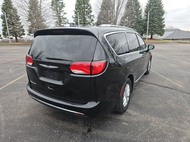 Used 2018 Chrysler Pacifica Touring-L image 6
