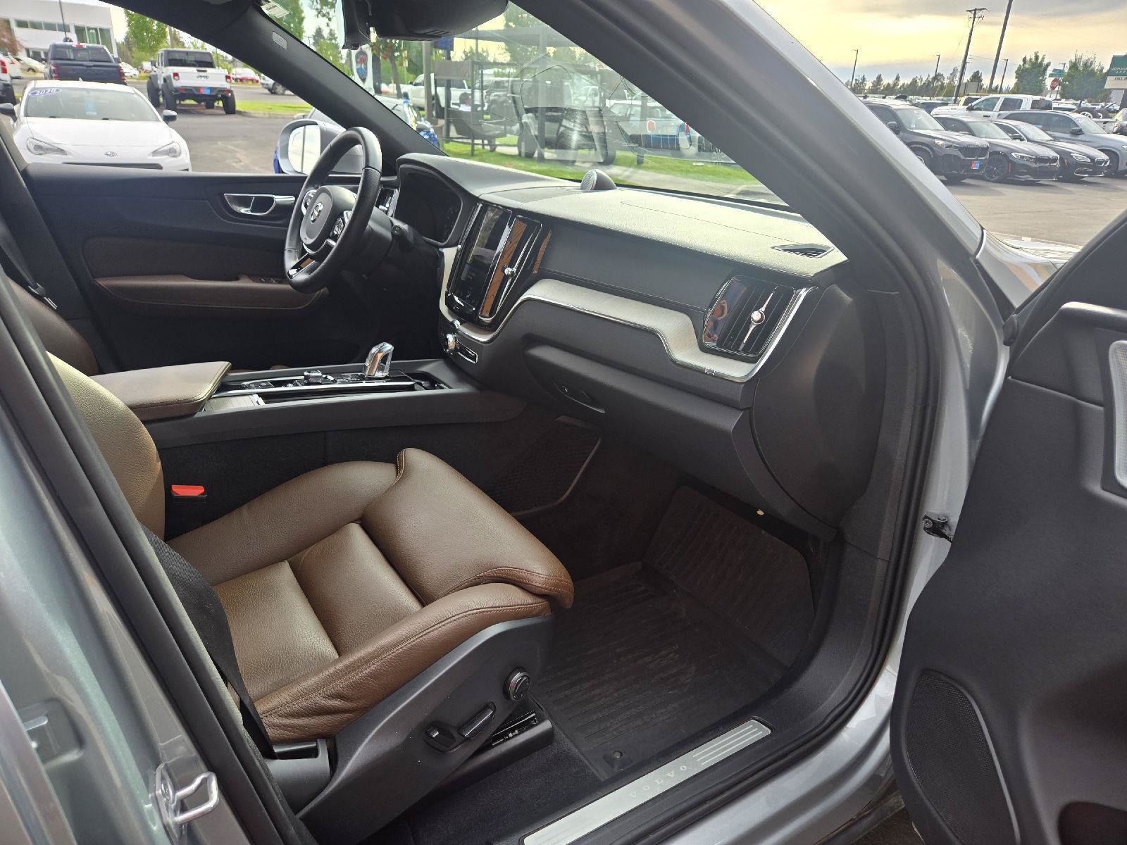 Used 2018 Volvo XC60 T8 Inscription w/ Advanced Package AWD/4WD image 11