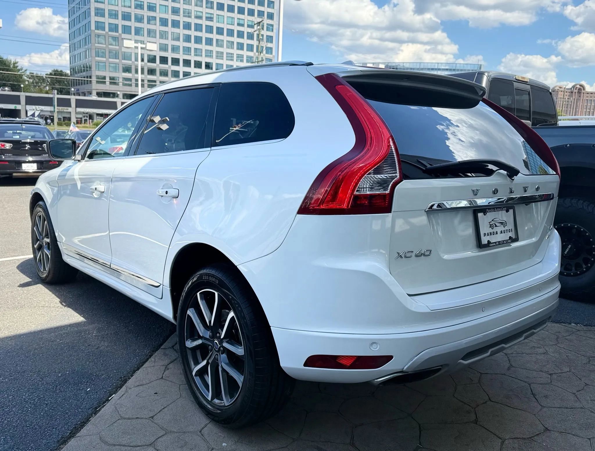 Used 2017 Volvo XC60 T6 Dynamic w/ Preferred Option Package image 5