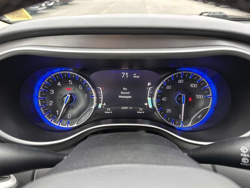 Used 2023 Chrysler Pacifica Touring-L FWD image 19
