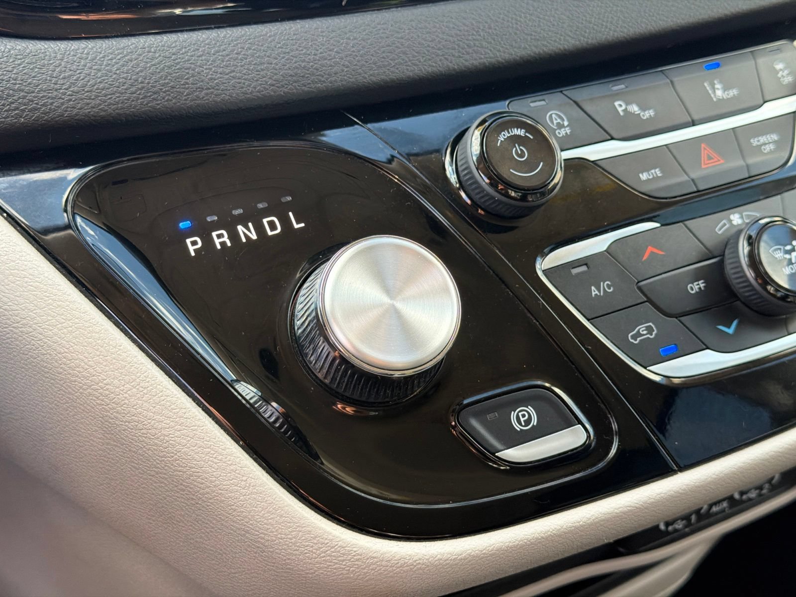 Used 2024 Chrysler Pacifica Touring-L FWD image 24