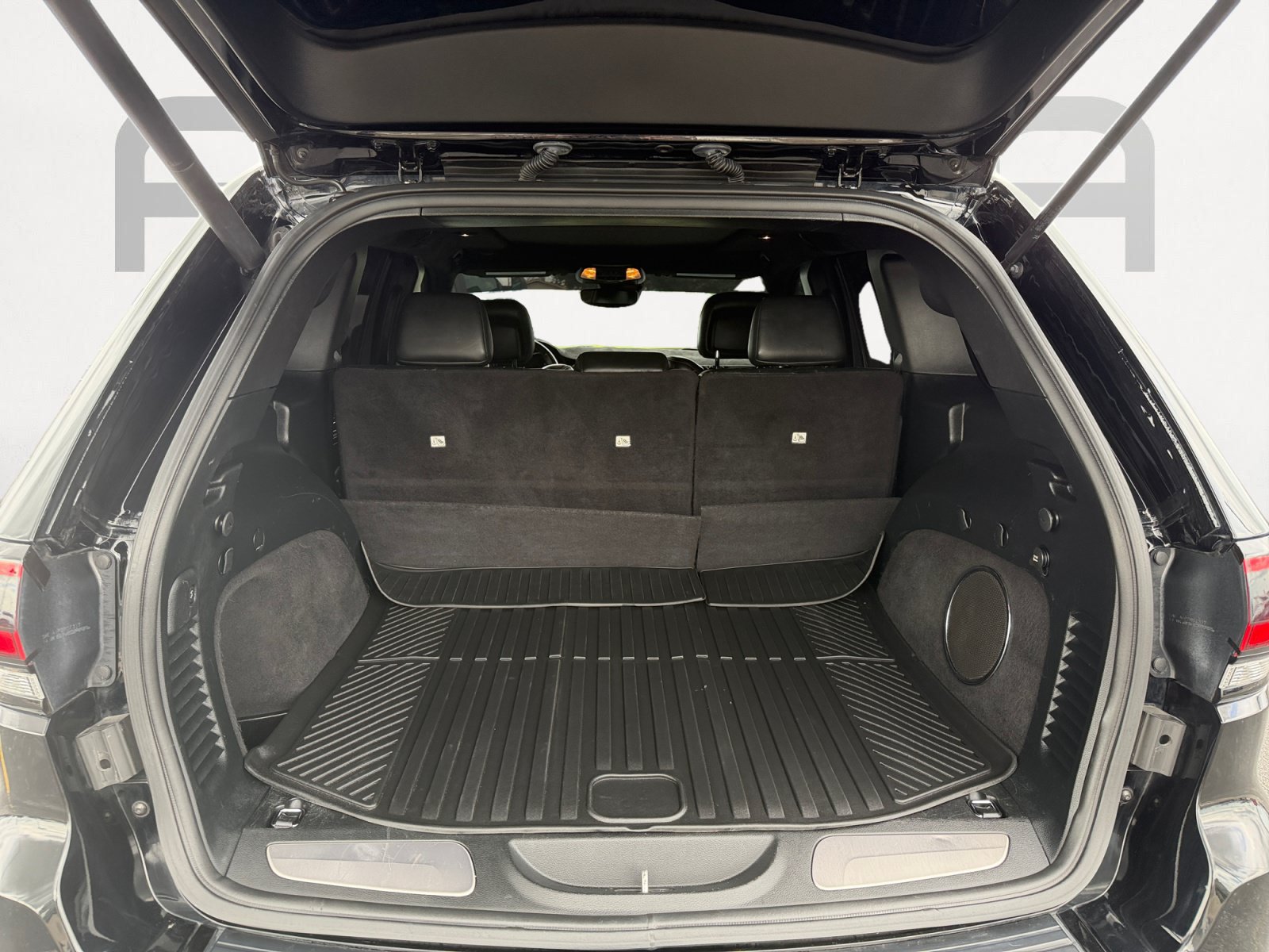 Used 2017 Jeep Grand Cherokee SRT AWD/4WD image 9