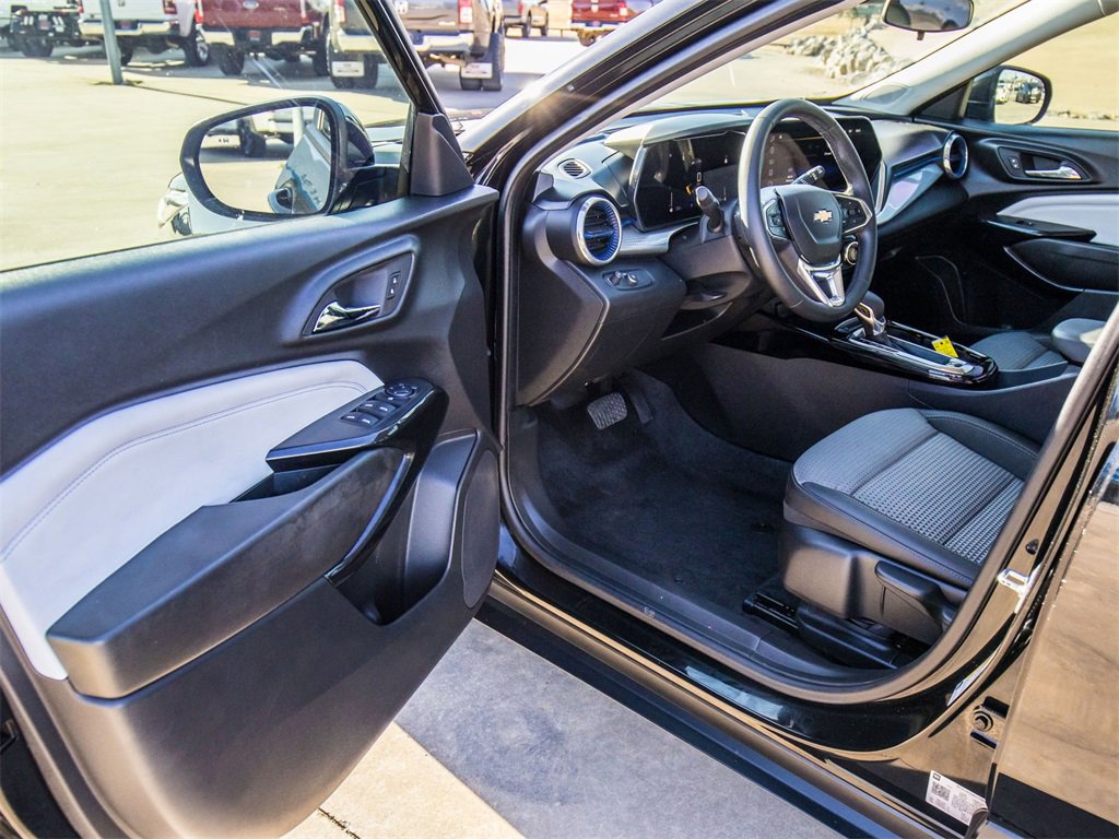 Used 2024 Chevrolet Trax LT w/ Driver Confidence Package image 23