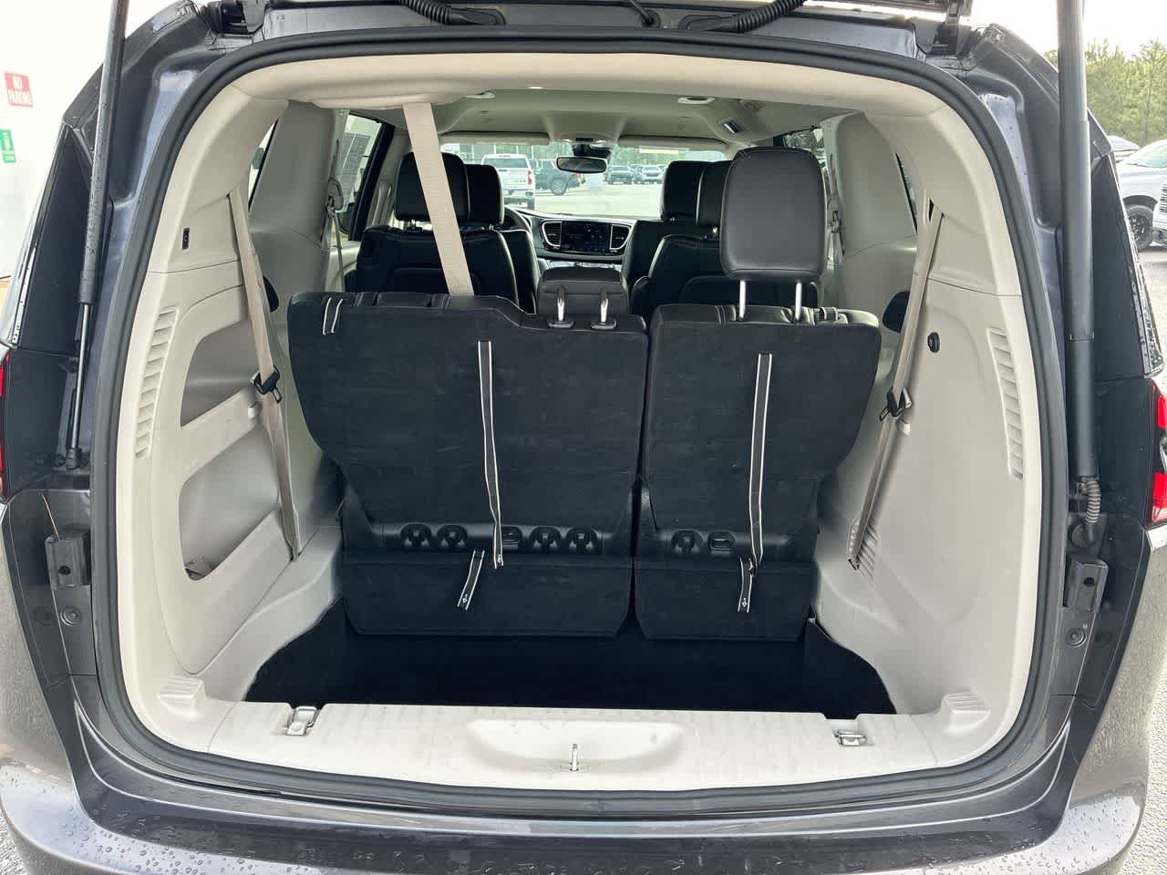 Used 2023 Chrysler Pacifica Touring-L FWD image 24