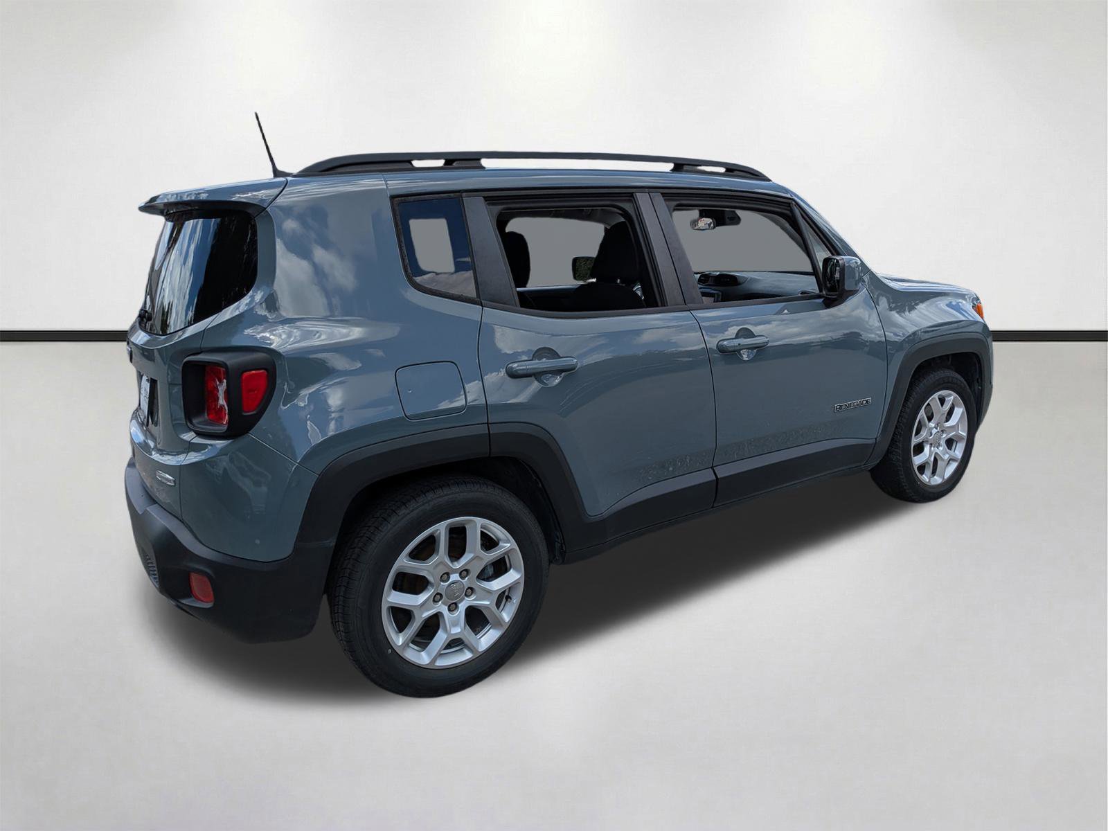Used 2018 Jeep Renegade Latitude FWD image 4
