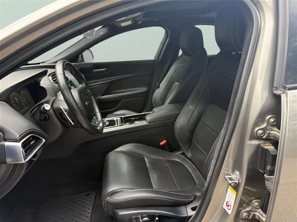 Used 2019 Jaguar XE S RWD image 23