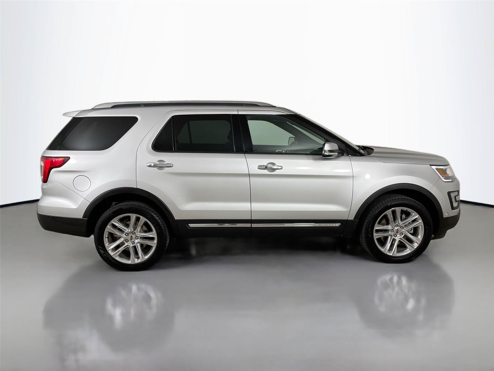 Used 2017 Ford Explorer Limited w/ Equipment Group 301A AWD/4WD image 18