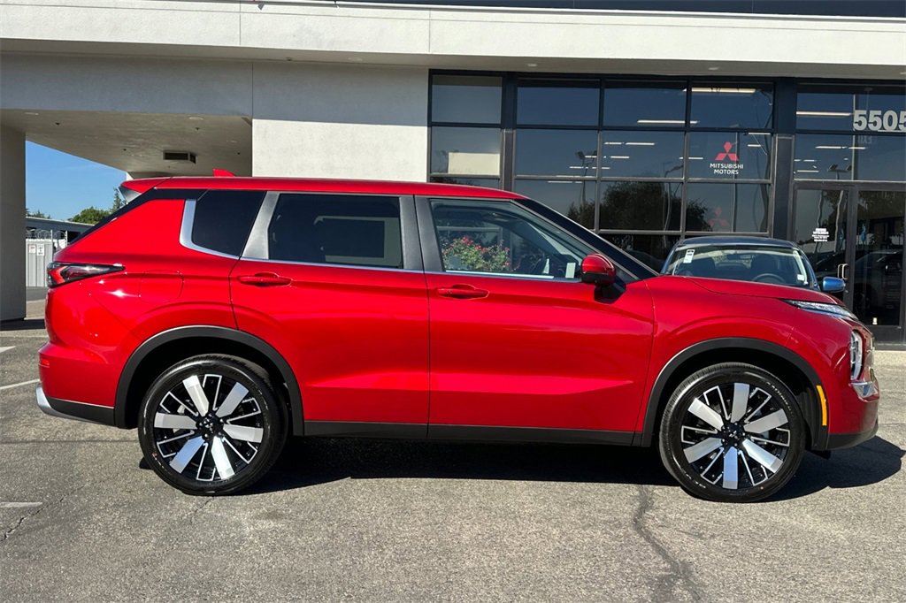 New 2025 Mitsubishi Outlander SE image 4