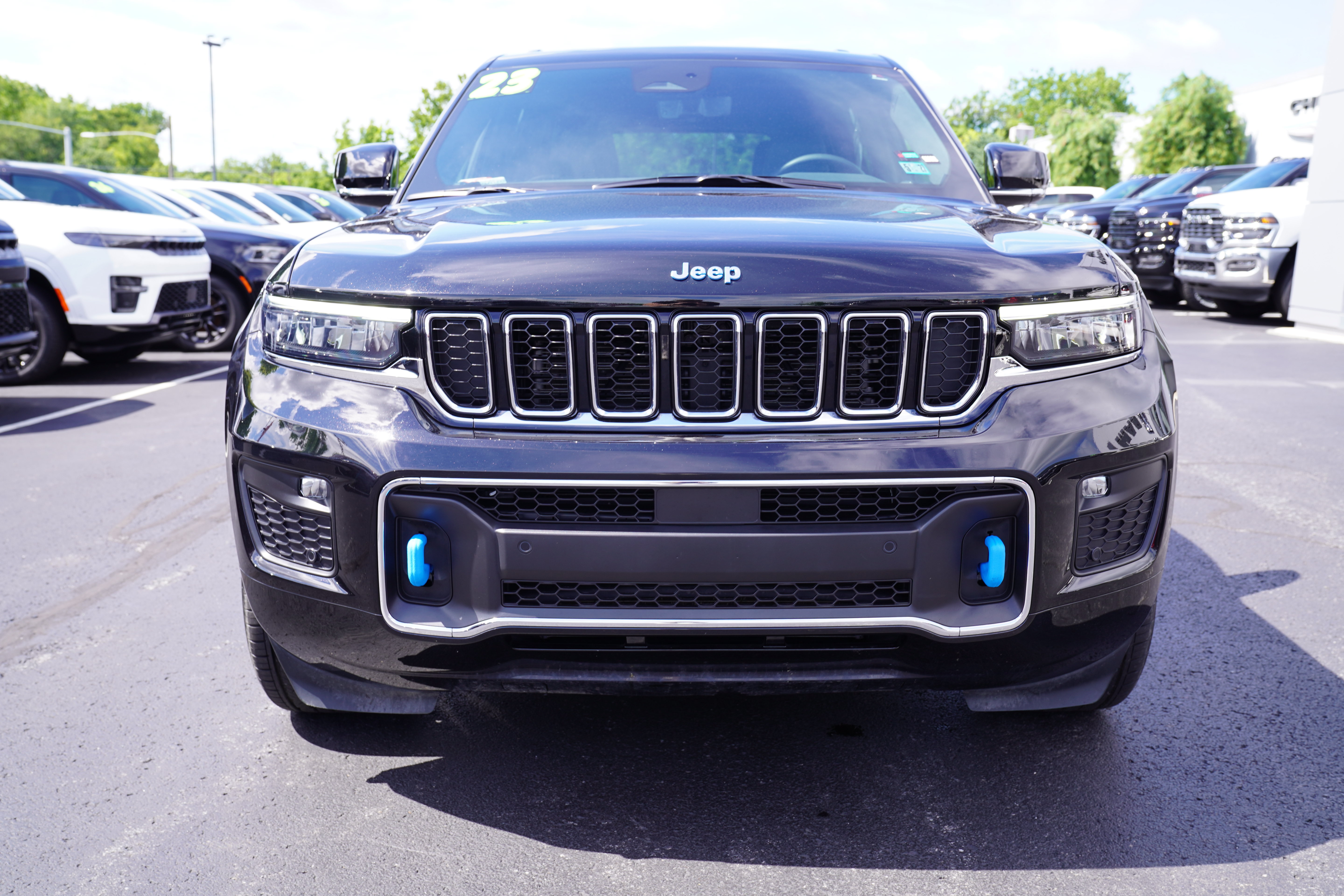 Certified 2023 Jeep Grand Cherokee Overland w/ Luxury Tech Group IV AWD/4WD image 11