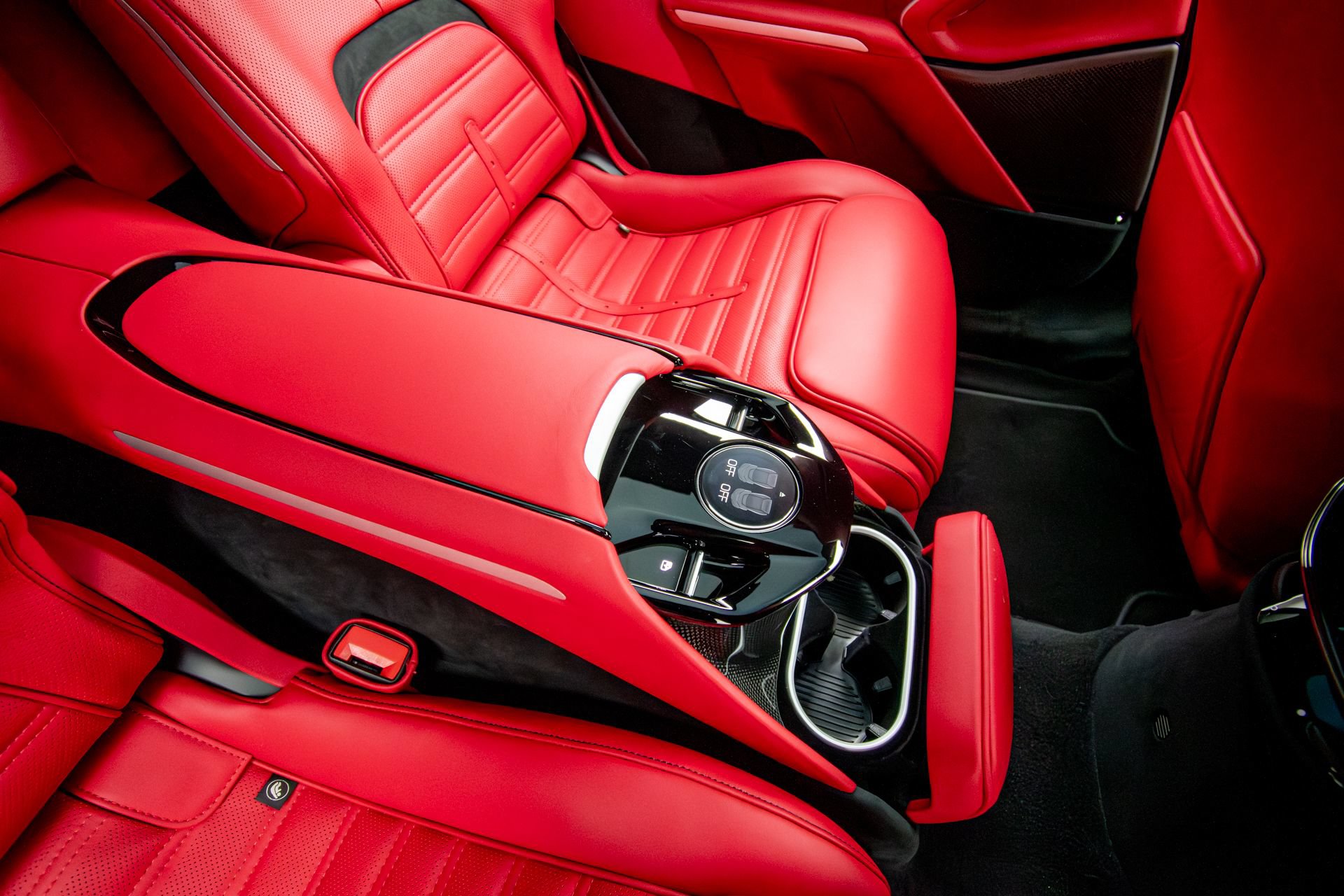 Used 2025 Ferrari Purosangue AWD/4WD image 32