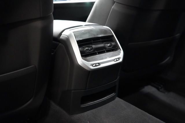 Used 2025 BMW 740i xDrive image 31