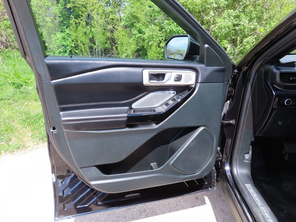 Used 2023 Ford Explorer Platinum w/ Technology Package AWD/4WD image 30