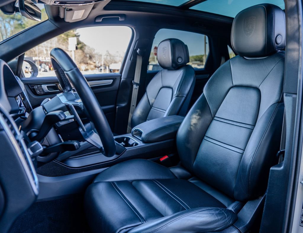 Used 2022 Porsche Cayenne Platinum Edition image 19