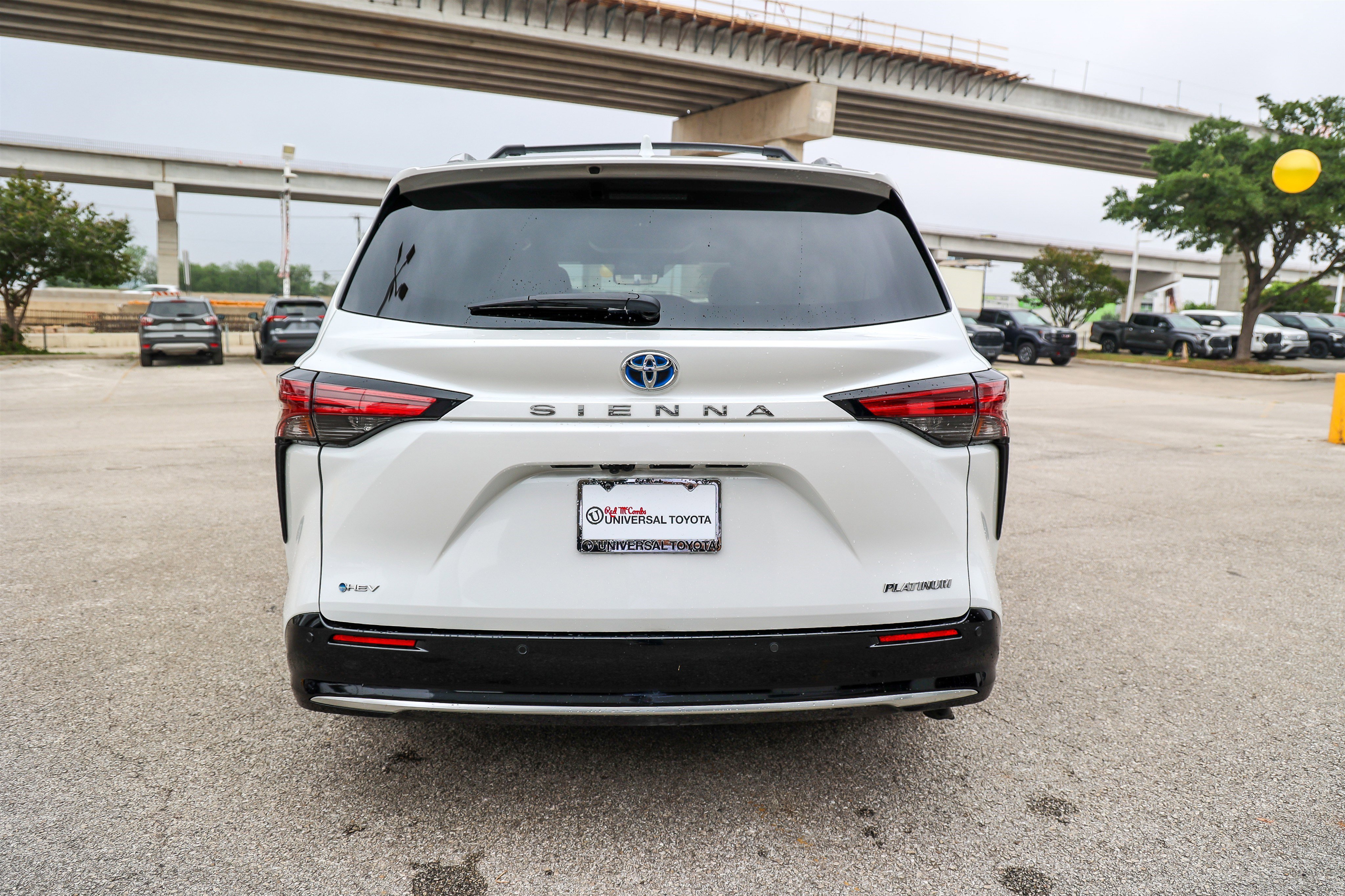 Used 2025 Toyota Sienna Platinum FWD image 8