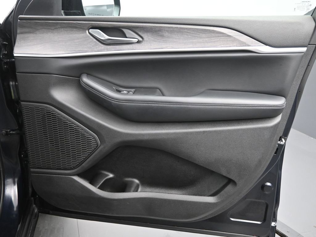 Used 2024 Jeep Grand Cherokee Limited w/ Luxury Tech Group II image 20