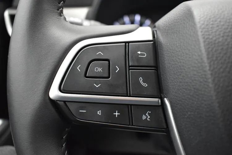 Used 2025 Toyota Highlander LE FWD image 24