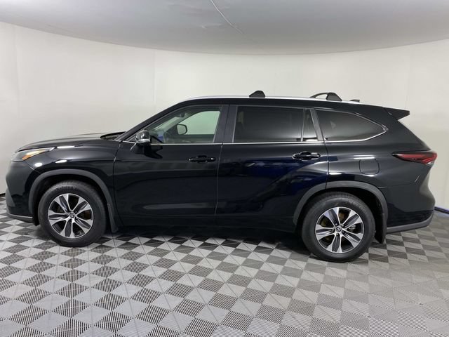 Used 2024 Toyota Highlander XLE AWD/4WD image 5