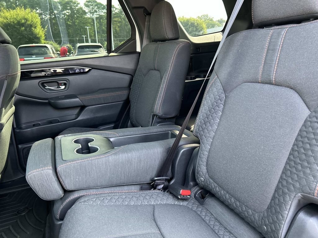 Used 2025 Honda Pilot Sport image 14