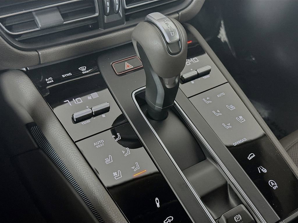 New 2026 Porsche Macan Turbo AWD/4WD image 18