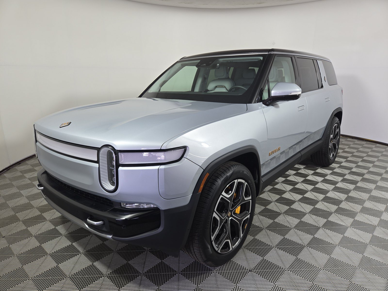 Used 2024 Rivian R1S Adventure AWD/4WD image 1