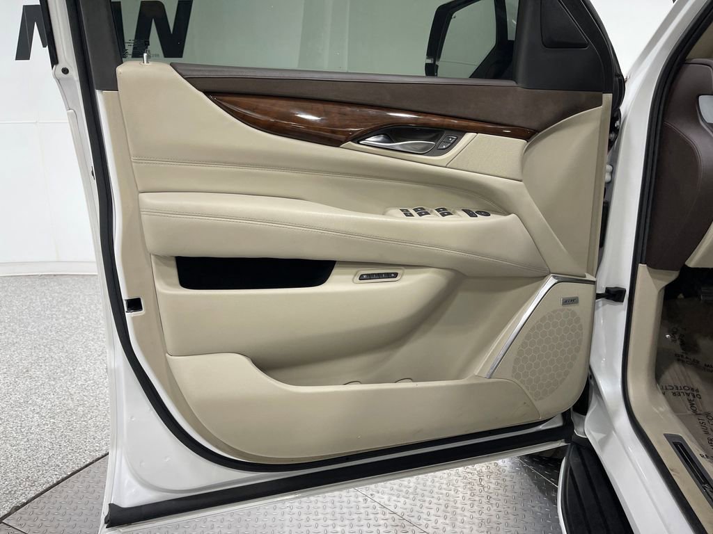 Used 2017 Cadillac Escalade ESV Luxury image 17