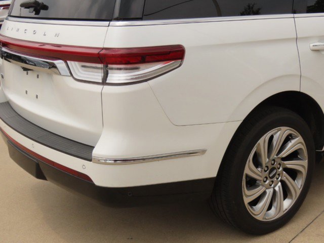 Certified 2024 Lincoln Navigator Premiere AWD/4WD image 10