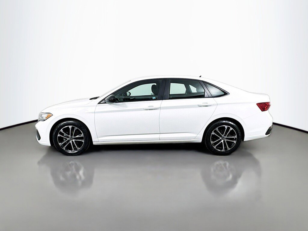 Used 2023 Volkswagen Jetta Sport image 2