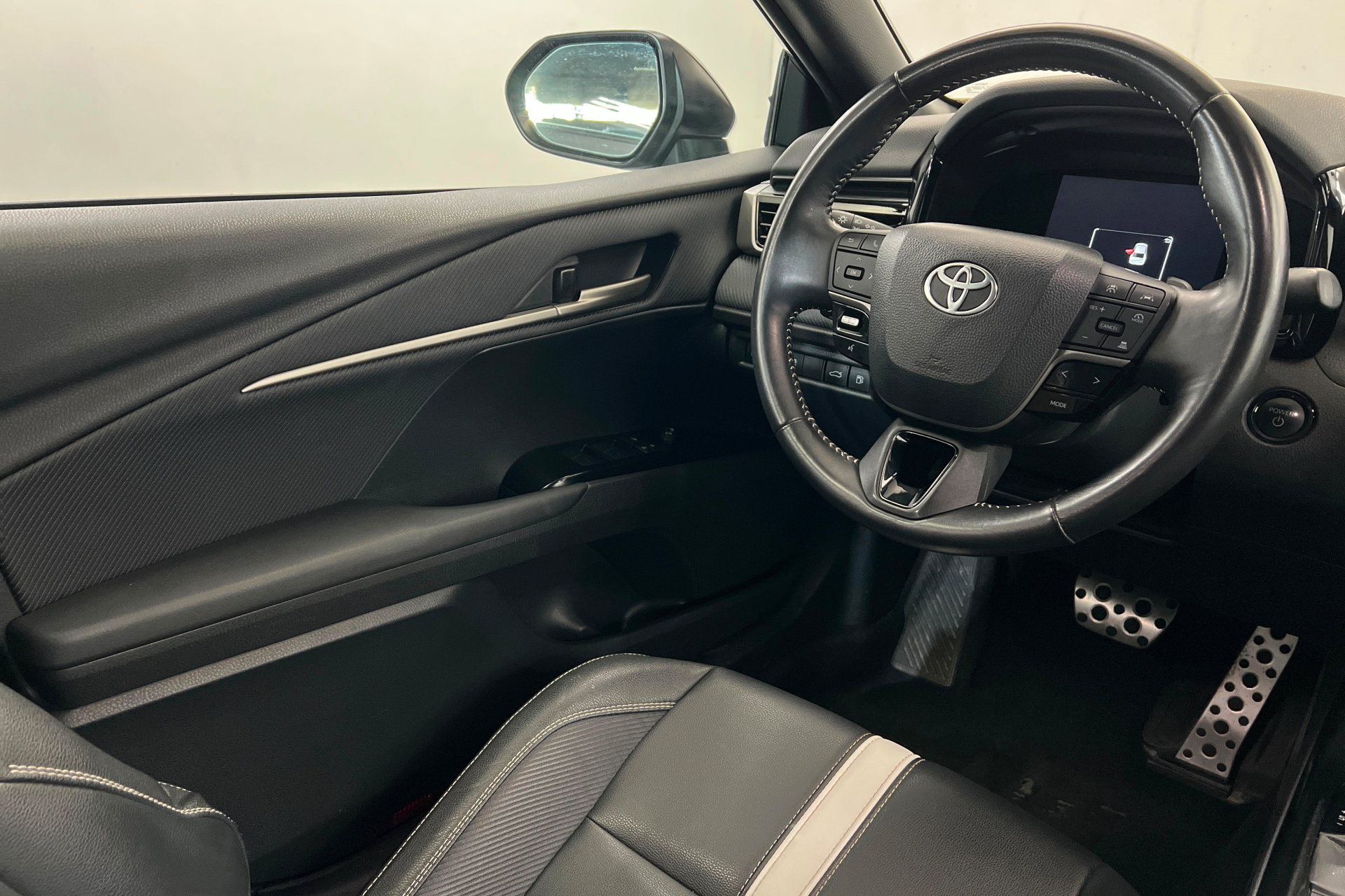 Used 2025 Toyota Camry SE FWD image 12