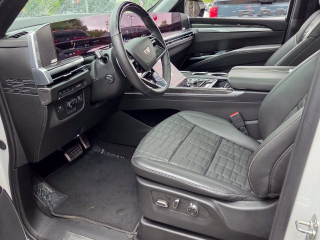 Used 2025 Cadillac Escalade ESV V w/ LPO, ONYX Package AWD/4WD image 13