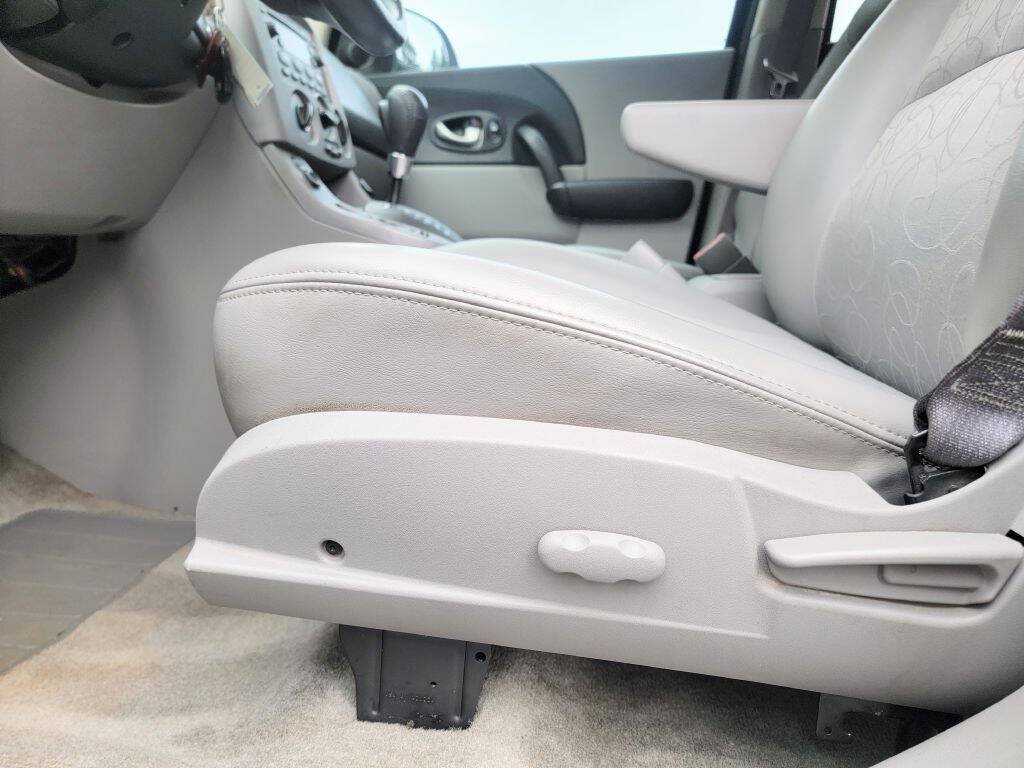 Used 2004 Saturn Vue 2WD V6 w/ Safe & Sound Pkg image 7