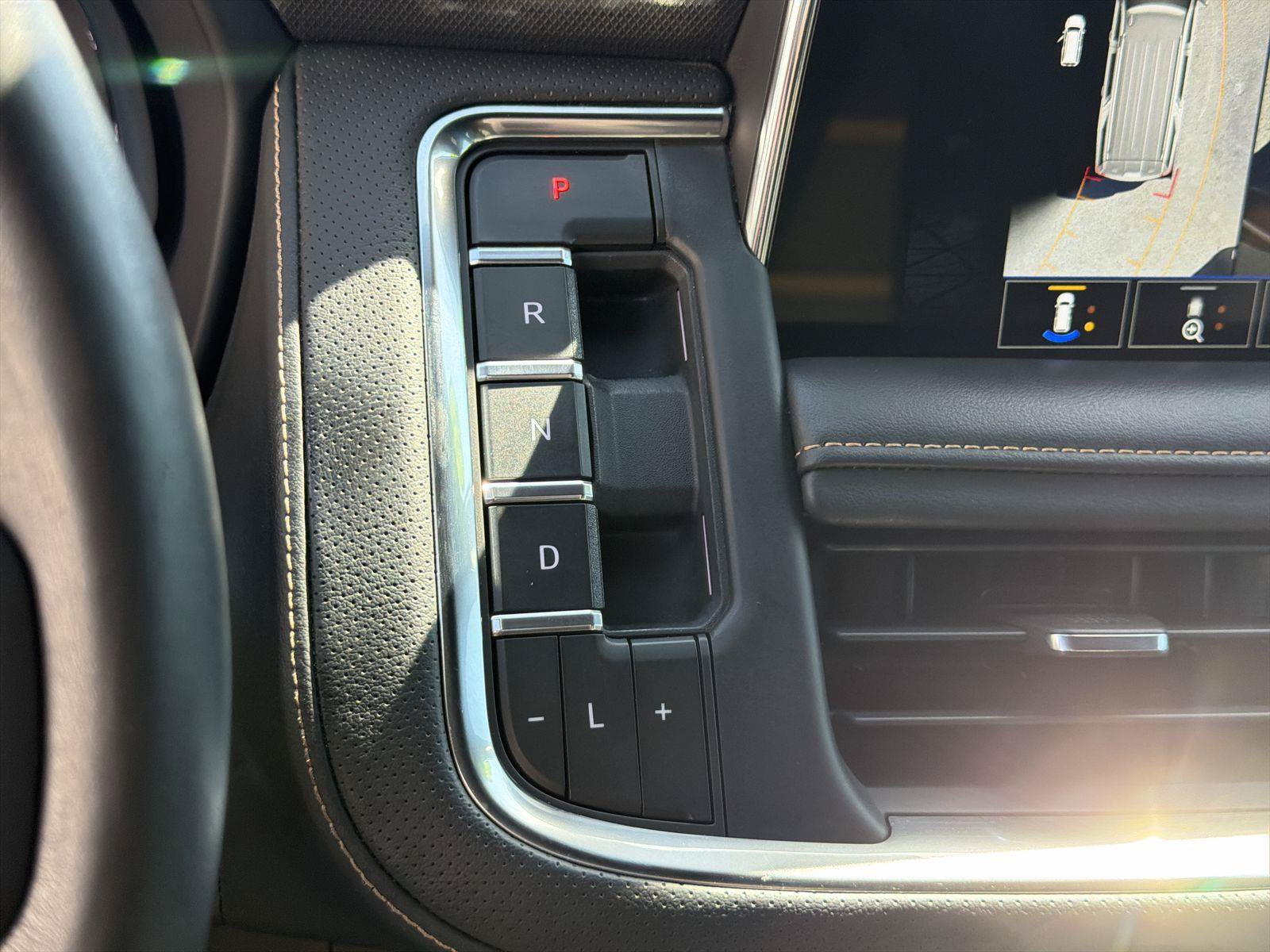 Used 2022 GMC Yukon XL AT4 w/ AT4 Premium Package AWD/4WD image 15