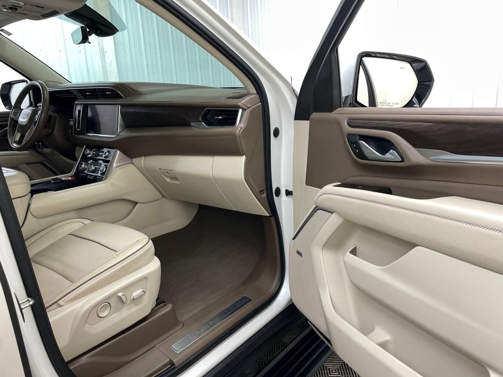 Used 2022 GMC Yukon XL Denali w/ Denali Premium Package AWD/4WD image 41