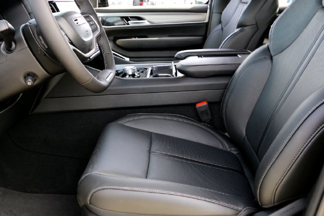 New 2026 Jeep Grand Wagoneer L 4WD w/ Premium Group I image 9