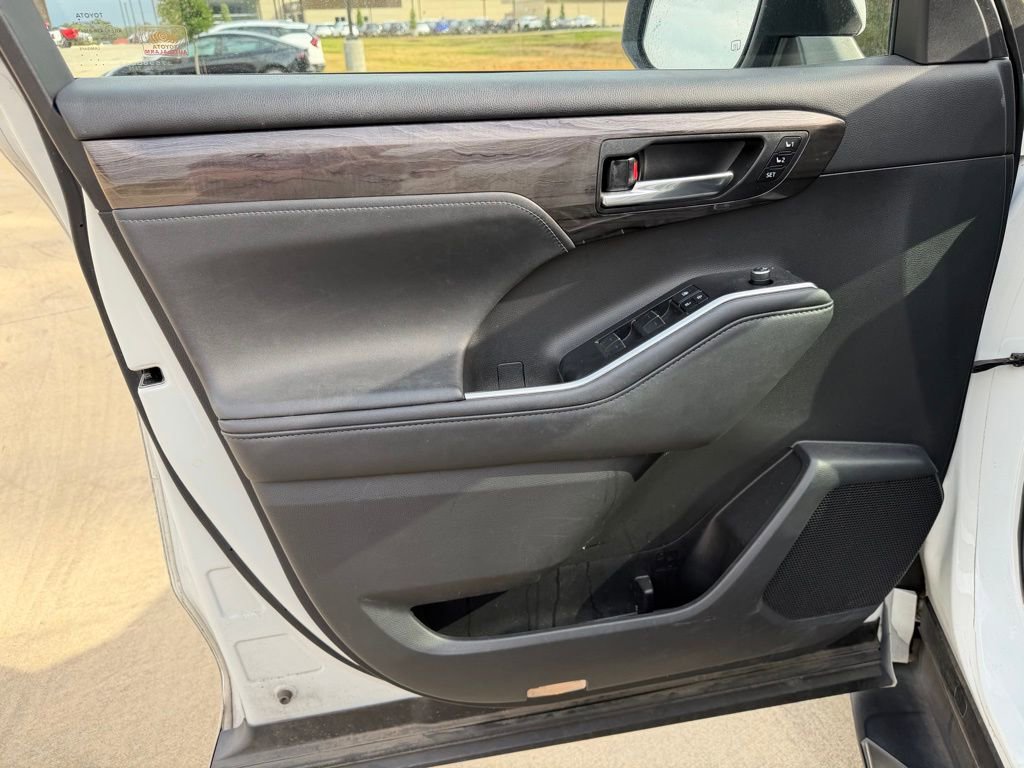 Used 2020 Toyota Highlander Limited image 11