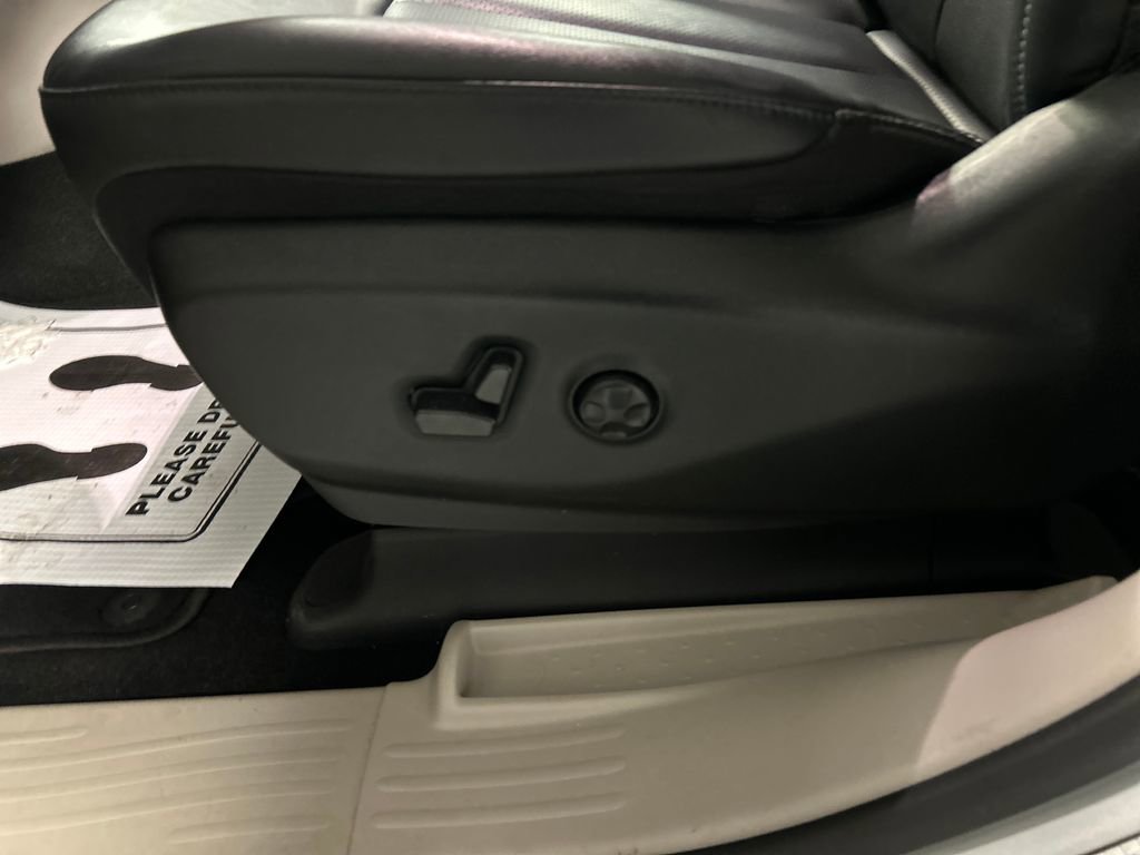 Used 2024 Chrysler Pacifica Touring-L FWD image 13