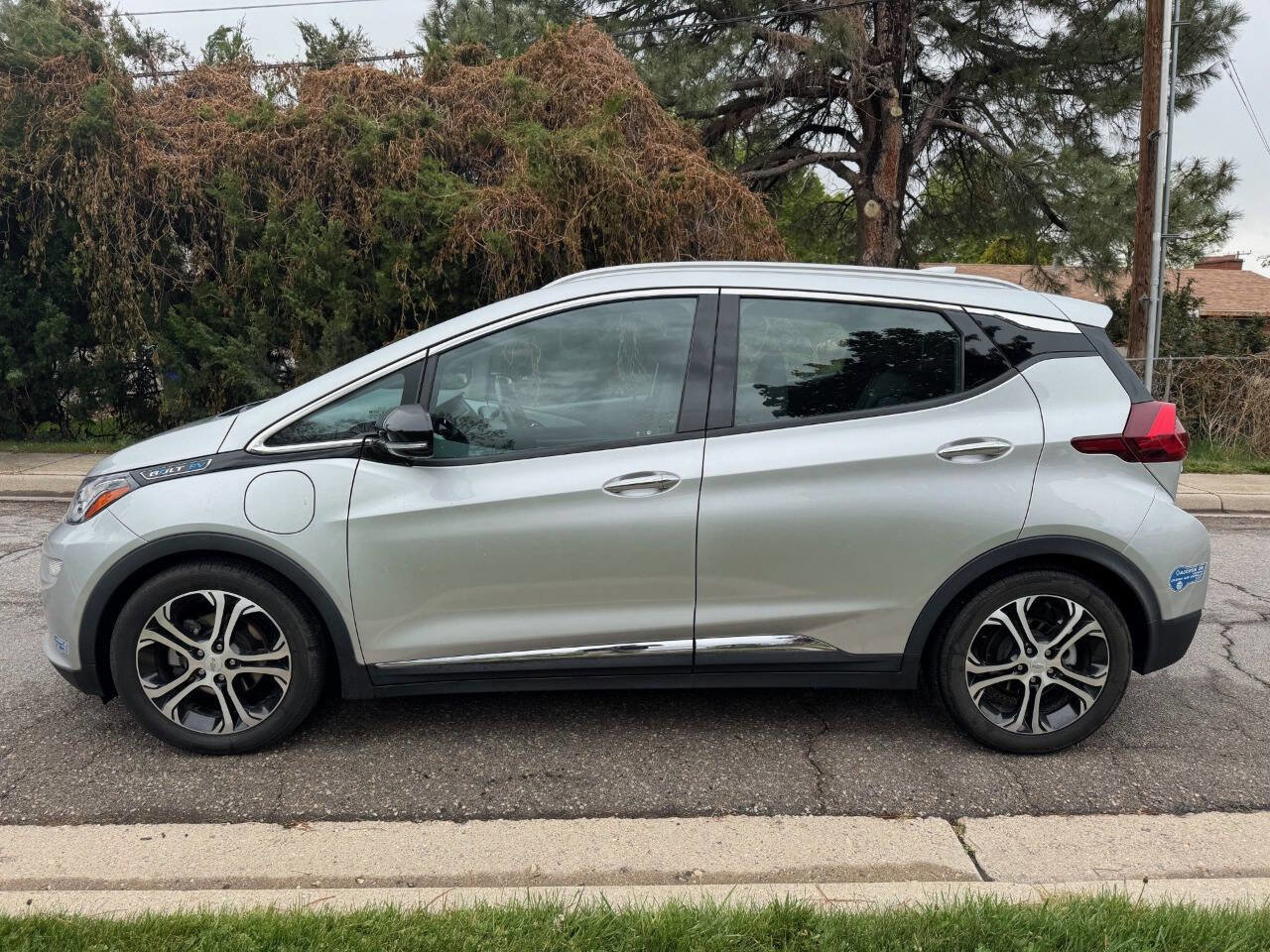 Used 2021 Chevrolet Bolt Premier w/ Infotainment Package FWD image 4