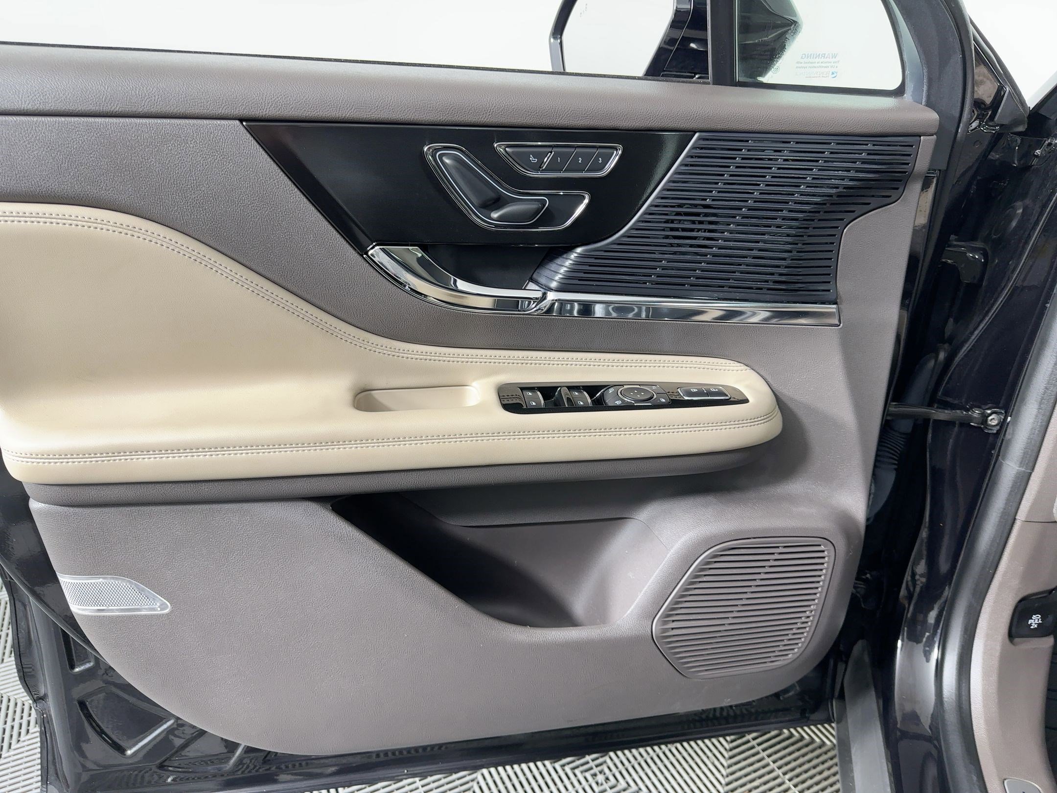 Used 2021 Lincoln Corsair Standard w/ Equipment Group 101A image 13