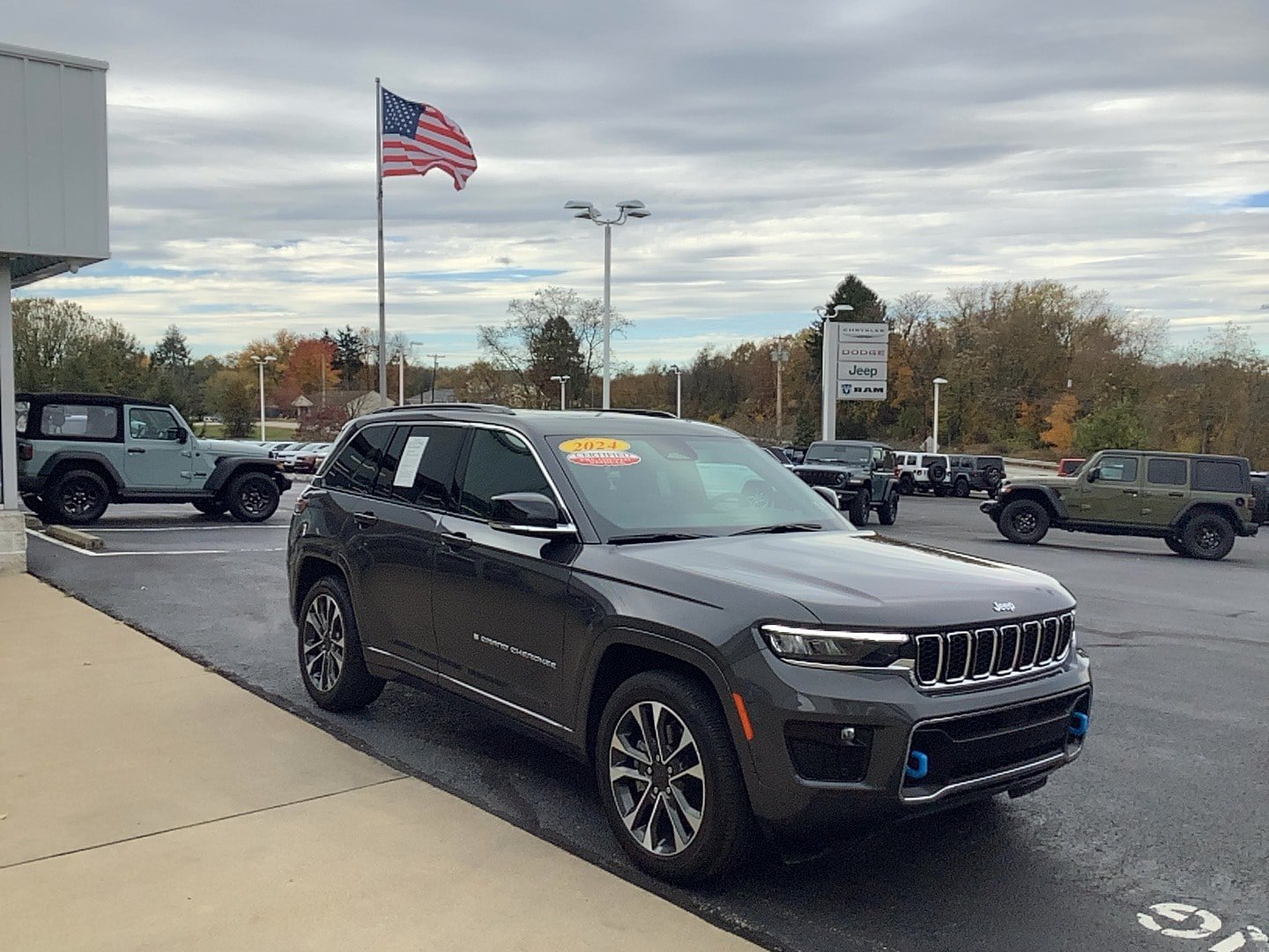 Used 2024 Jeep Grand Cherokee Overland AWD/4WD image 3